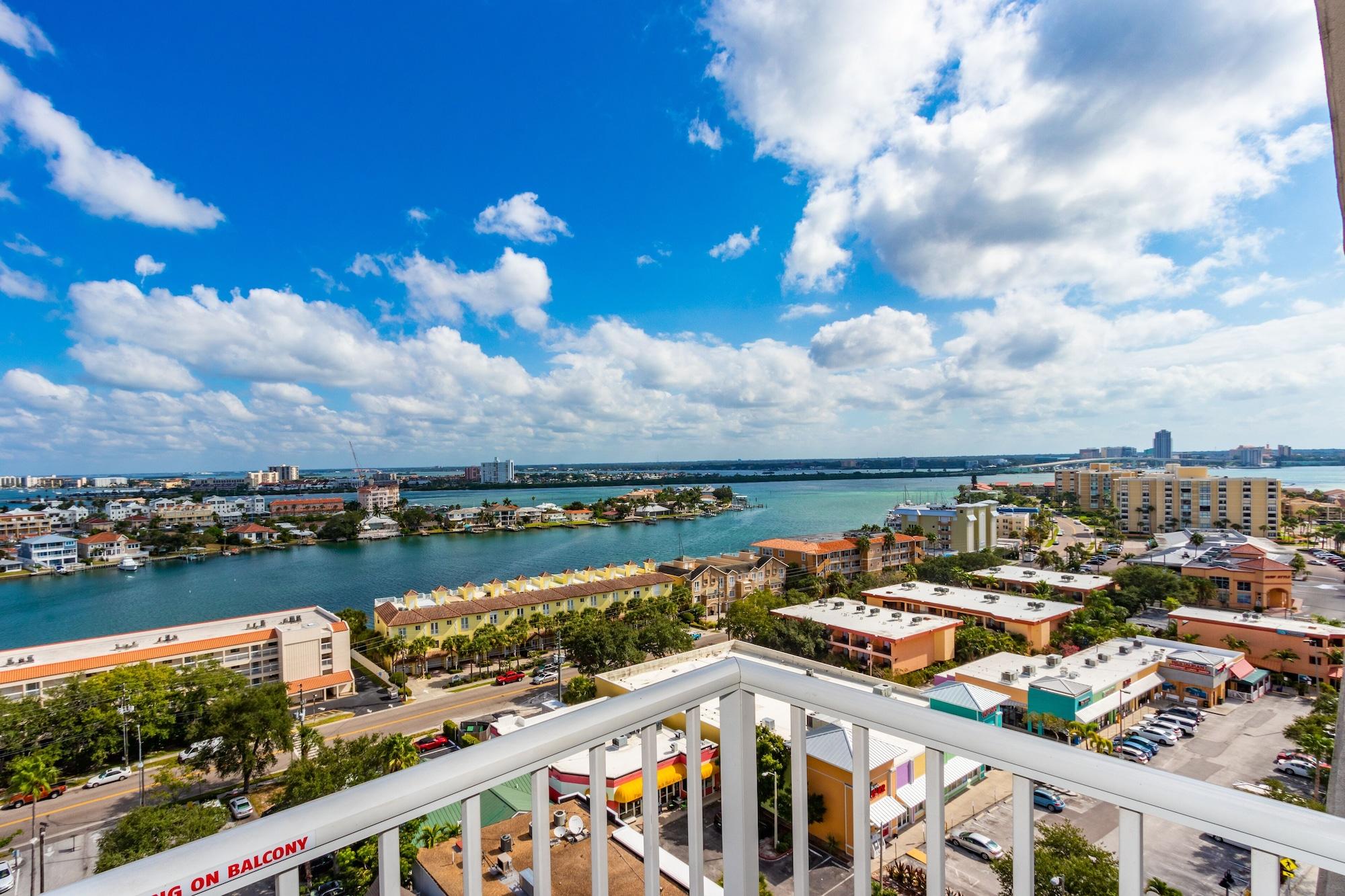 Hampton Inn And Suites Clearwater Beach Exterior photo