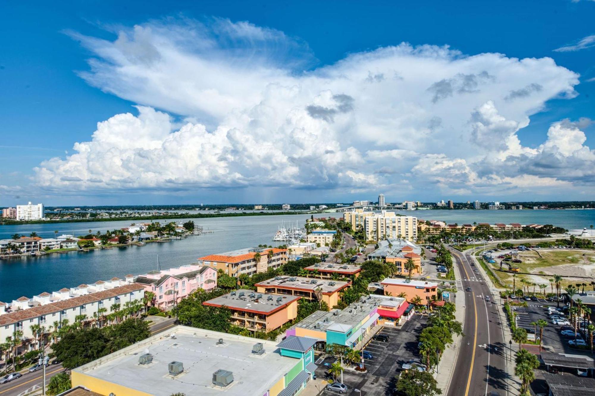 Hampton Inn And Suites Clearwater Beach Exterior photo